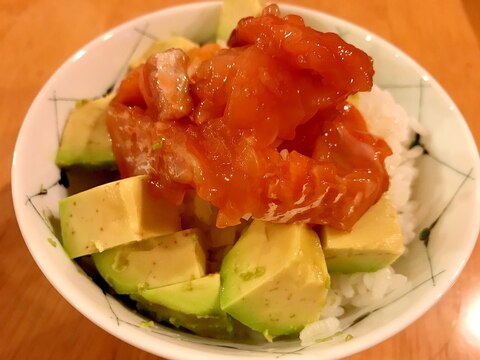 サーモンとアボカド丼